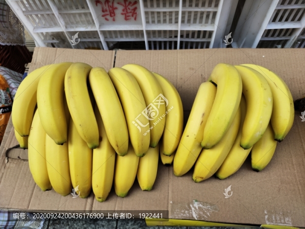 水果店里的香蕉