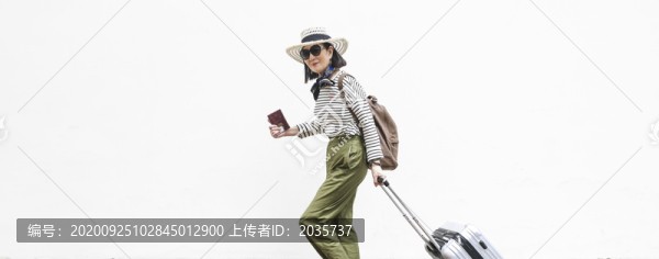 微笑快樂的亞洲女性旅行者肖像
