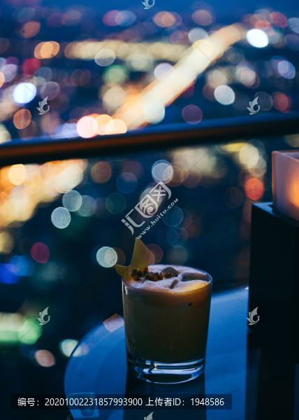 夜幕下的雞尾酒