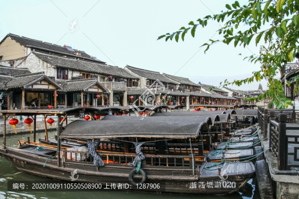 古鎮(zhèn)烏篷船