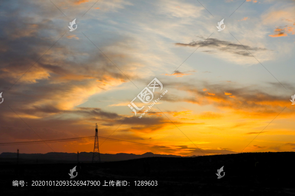 晚霞中的高壓線塔
