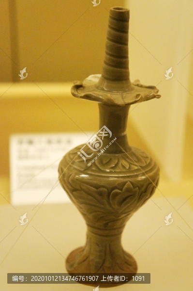 陜西西安文物北宋青釉刻花凈瓶