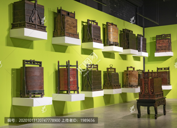 實(shí)木雕花陪嫁箱展廳
