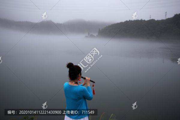 清晨湖邊美女