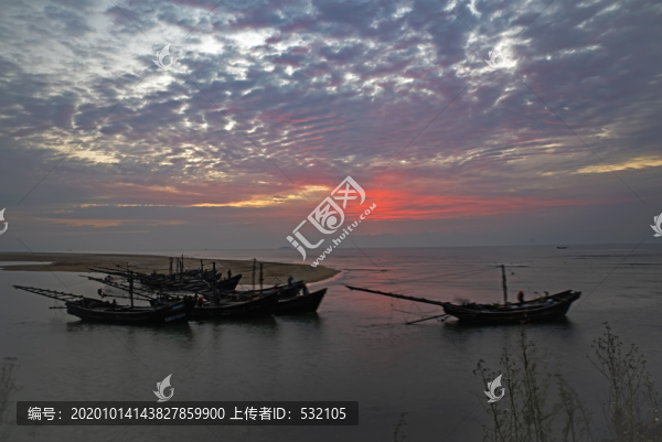 晨曦中的海沿和漁船