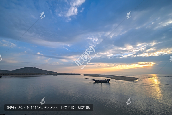晨曦中的海沿和漁船