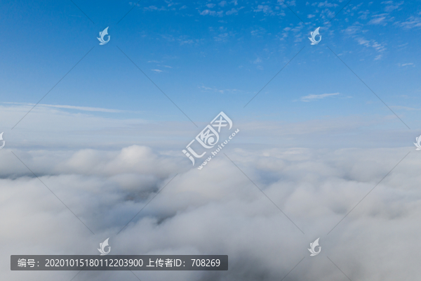 航拍云層上空的景觀和日暈