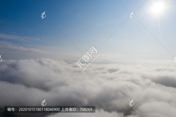 航拍云層上空的景觀和日暈