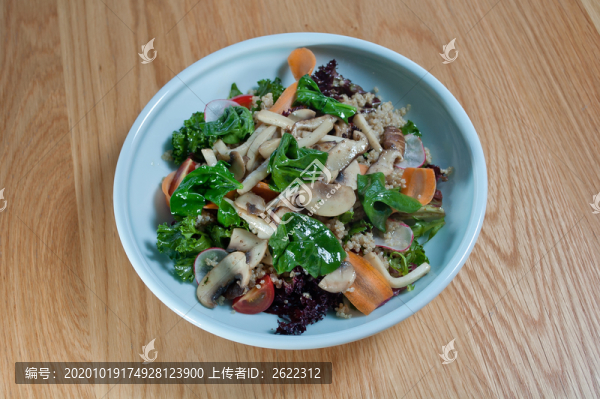 烤蘑菇藜麥沙拉
