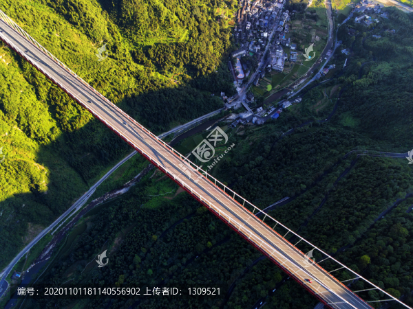架設(shè)在高山峽谷間的高速公路橋