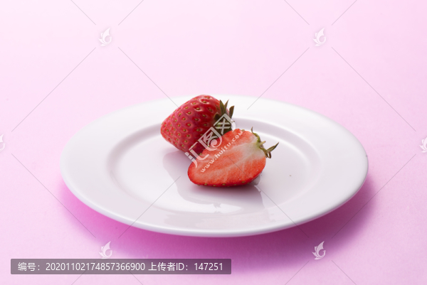 盤子上的草莓