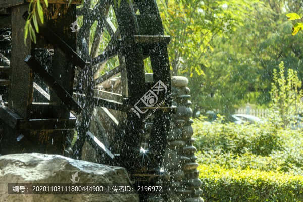 轉(zhuǎn)動(dòng)的水車