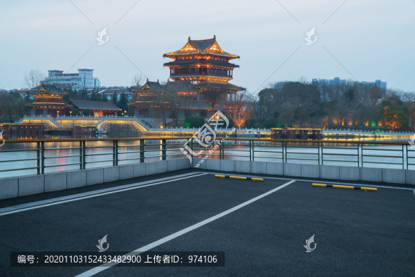 中國(guó)泰州古鎮(zhèn)建筑群夜景和公路