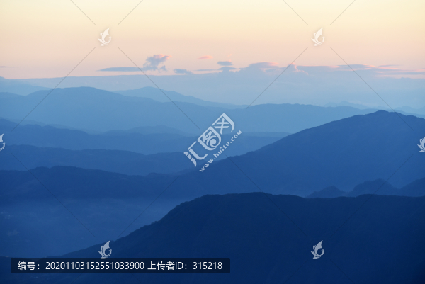 遠山水墨重巒疊嶂
