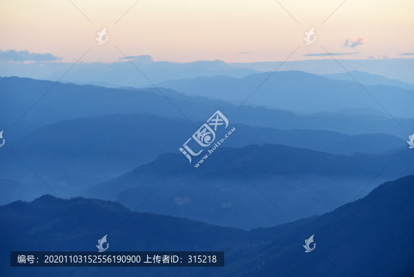 水墨遠(yuǎn)山重巒疊嶂