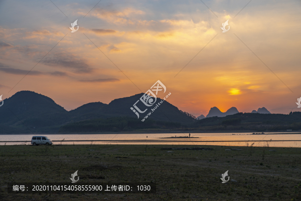 山水湖泊倒影晚霞天空