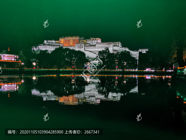 夜晚西藏旅游布達拉宮正面倒影