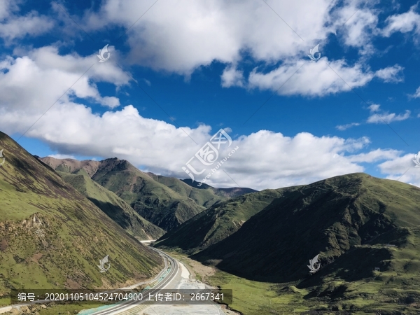 西藏藍(lán)天白云高山公路風(fēng)景
