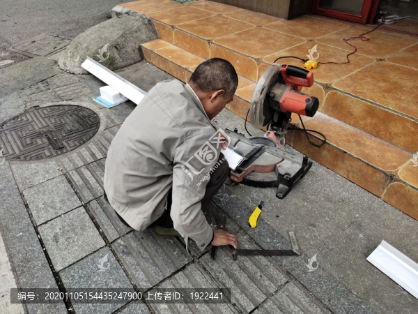 師傅在切割金屬
