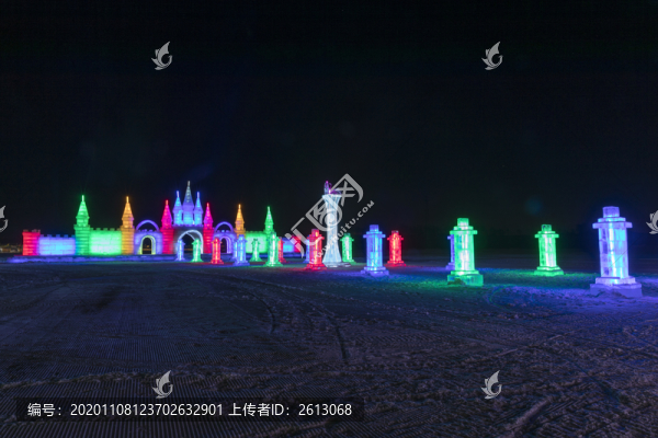 夜晚的冰雪城堡與五光十色的冰雕