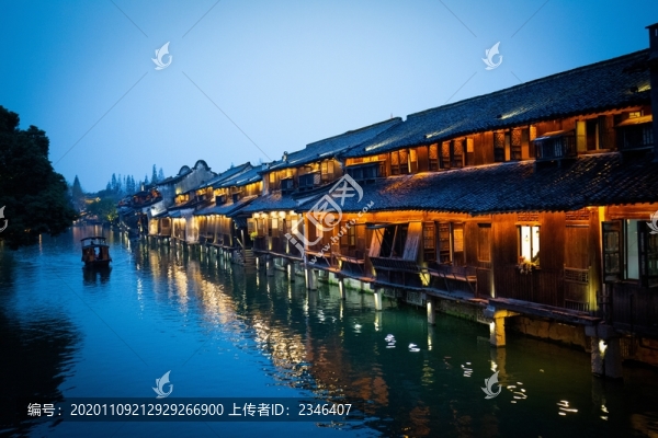 沿河夜景建筑物燈光秀