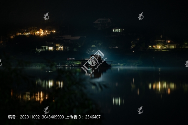 夜色中的湖泊