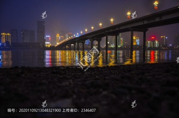 沿河城市橋梁燈光秀