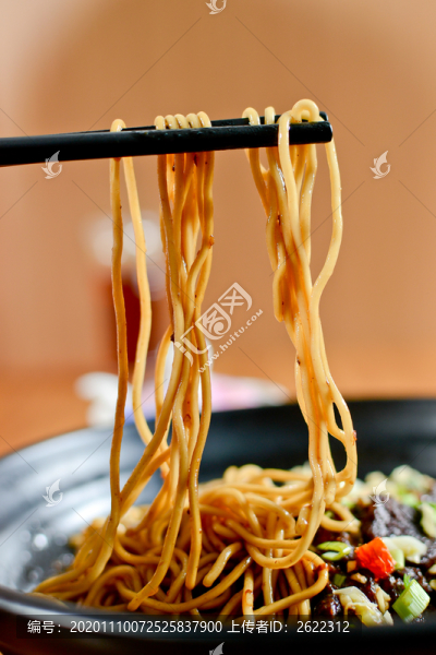 筷子夾起面條