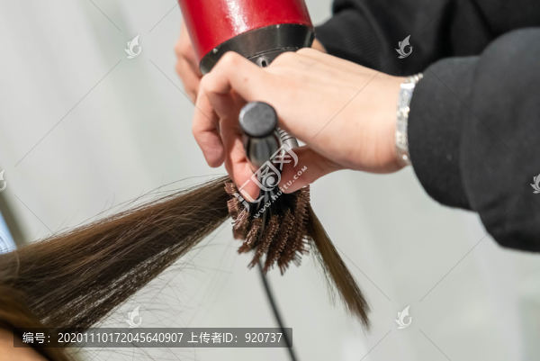 在吹頭發(fā)的女人
