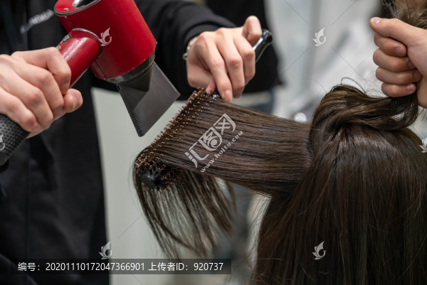 在吹頭發(fā)的女人