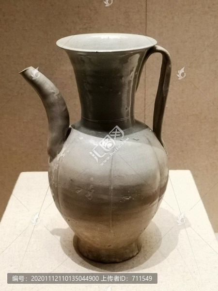 霞間窯青釉瓜棱執(zhí)壺