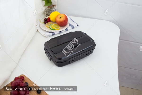 放在桌子上的彩色塑料便當(dāng)餐具盒