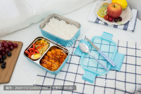 放在桌子上的彩色塑料便當(dāng)餐具盒