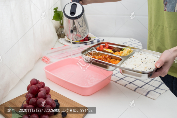 放在桌子上的彩色塑料便當(dāng)餐具盒
