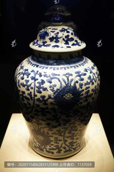 清康熙景德鎮(zhèn)窯青花纏枝蓮紋蓋碗