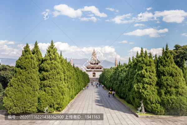 藍天白云下的大理崇圣寺景觀