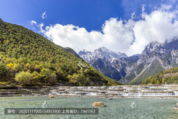 麗江市玉龍雪山藍(lán)月谷瀑布風(fēng)光