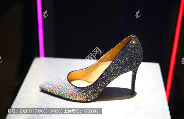 高檔女鞋店櫥窗展示