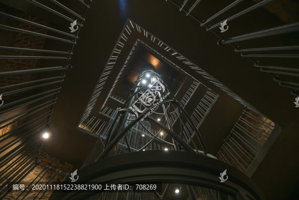 捷克布拉格天文鐘塔樓內(nèi)部電梯