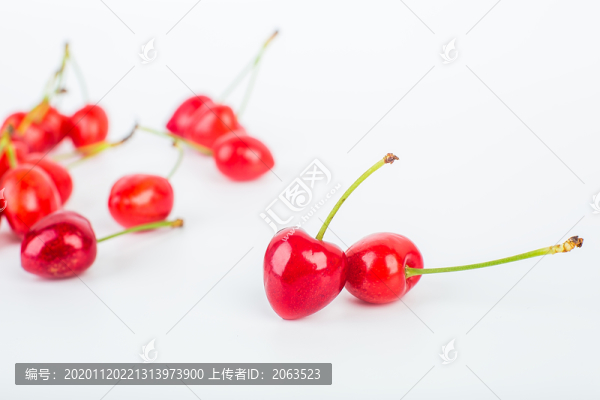 白背景上的紅色櫻桃健康水果創(chuàng)意