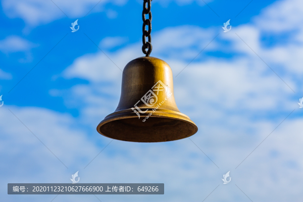 藍天下的鈴鐺