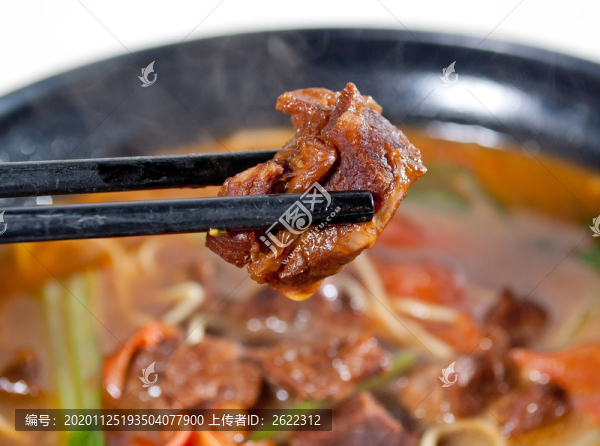 夾起一塊牛腩
