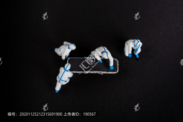 四名穿防護(hù)服推擔(dān)架車的醫(yī)療工作