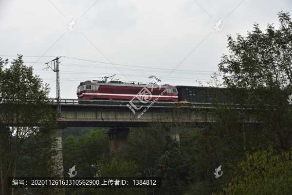 橋上行駛的貨運(yùn)列車