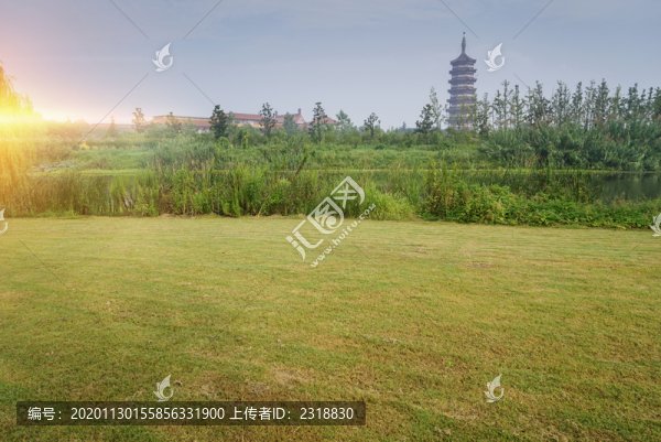 有佛塔的綠色草坪地