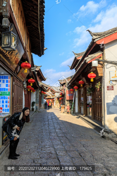 云南麗江古城區(qū)街景藍(lán)天白云
