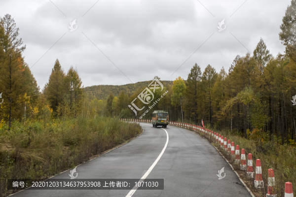 透過風(fēng)擋玻璃看秋景