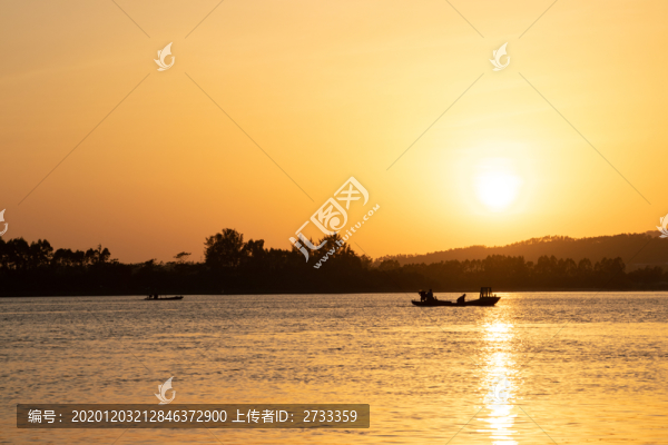 廣西防城港夕陽下的捕魚勞動(dòng)