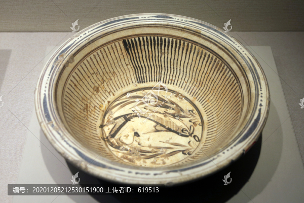 元代白釉魚藻盆