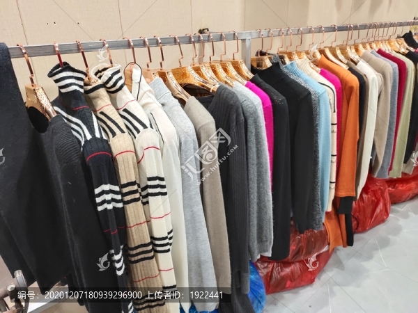 貨架上的衣服